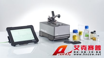 便攜式FT-IR光譜儀周?chē)胁煌臏y(cè)試樣品，平板筆記本顯示優(yōu)秀的FT-IR測(cè)量結(jié)果