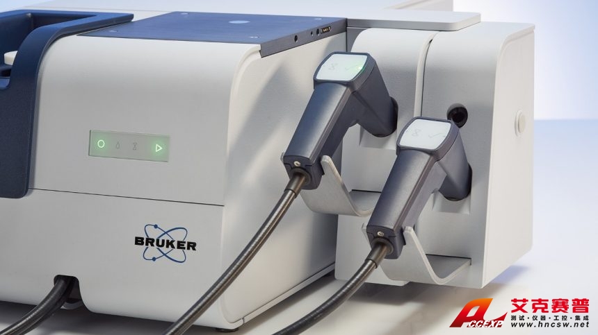 光纖探頭可以直接測量容器中的樣品，例如在倉庫中。可以同時連接兩個不同的探頭，用于測量固體和液體。